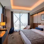 Hotel Golden Tulip Bayrampasa 5*